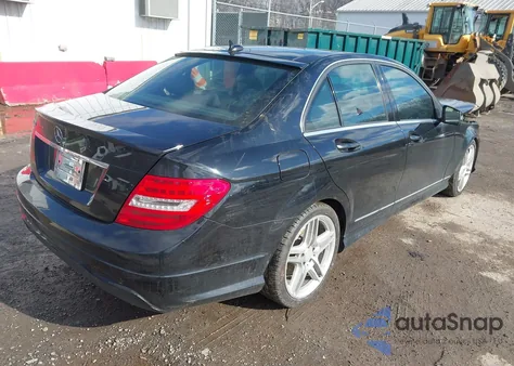 2013 Mercedes-Benz C 250 Luxury/Sport z USA, uszkodzony, nr VIN WDDGF4HB1DA773561